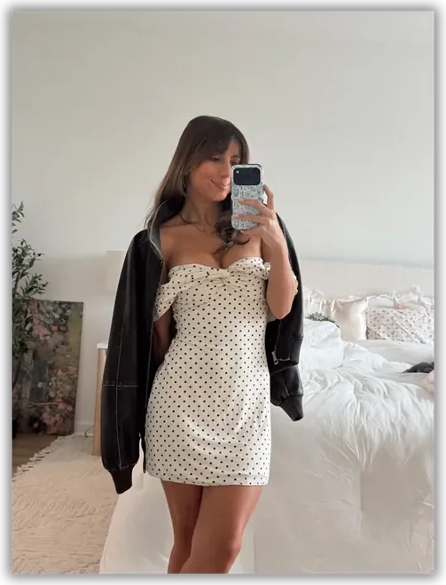 Jenna taking a mirror selfie with a flip phone